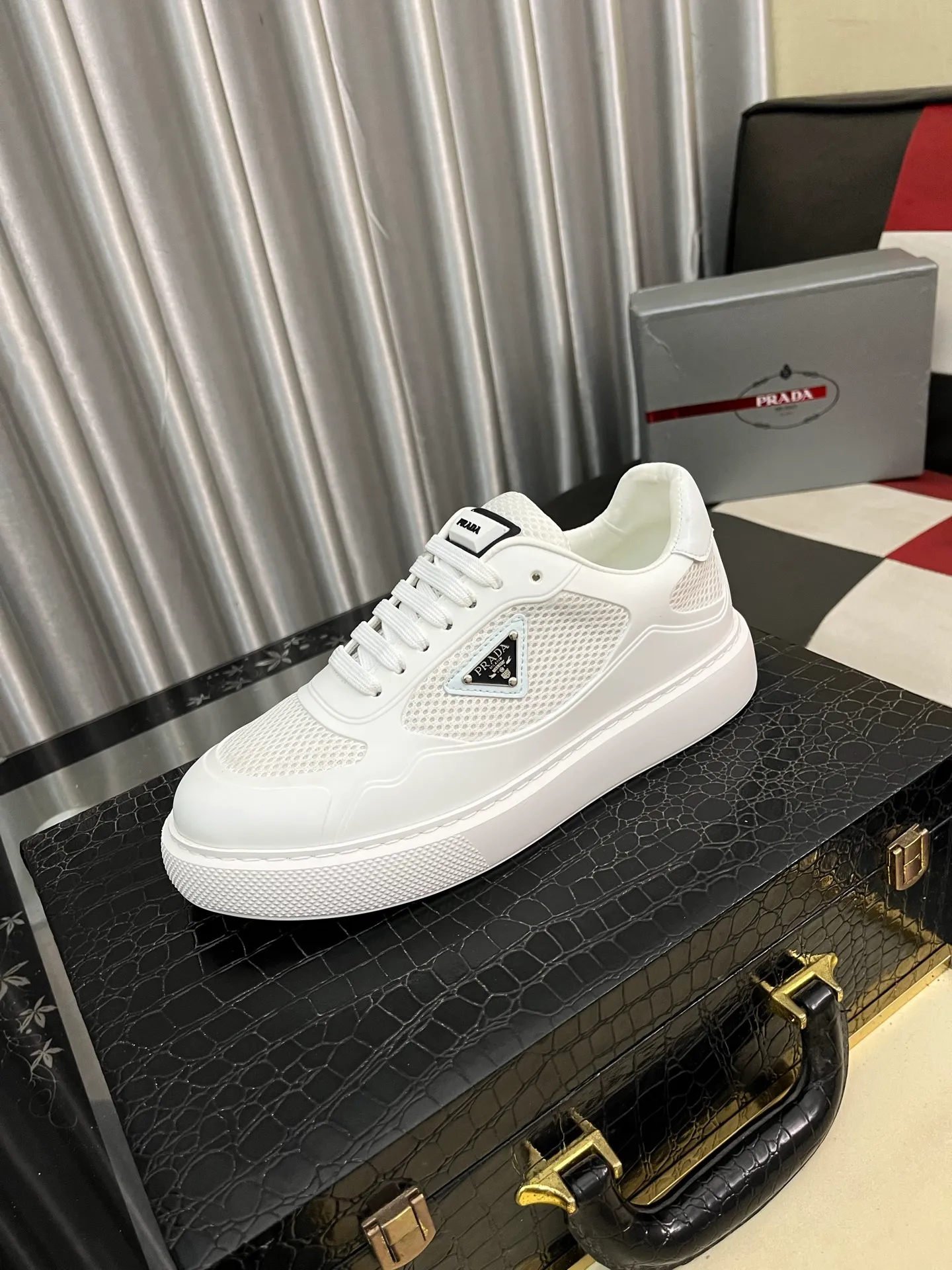 Men's shoes 💰580⌚️⌚️【PRADA】Prada - high-end quality original order 🔍🔍🔍 casual sports shoes - upper: imported 🔝 Napa calfskin, pebbled calfskin, branded glue hollow mesh canvas, shoe body sewn with branded metal fasteners - lining: water-dyed cowhide - outsole: ultra-light TPU foam rubber; two-color molded outsole -Ultra-high quality control, fine workmanship, highlighting (high-end, nobility, class) -Size: 38-445️⃣colors available
